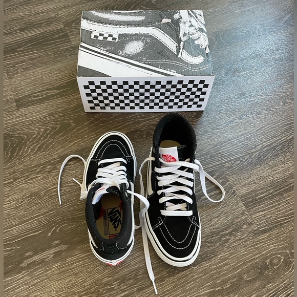 Like New! Vans Skate Sk8-Hi Black/White Sneakers - Unisex (Boys Size 5) - Picture 7 of 10